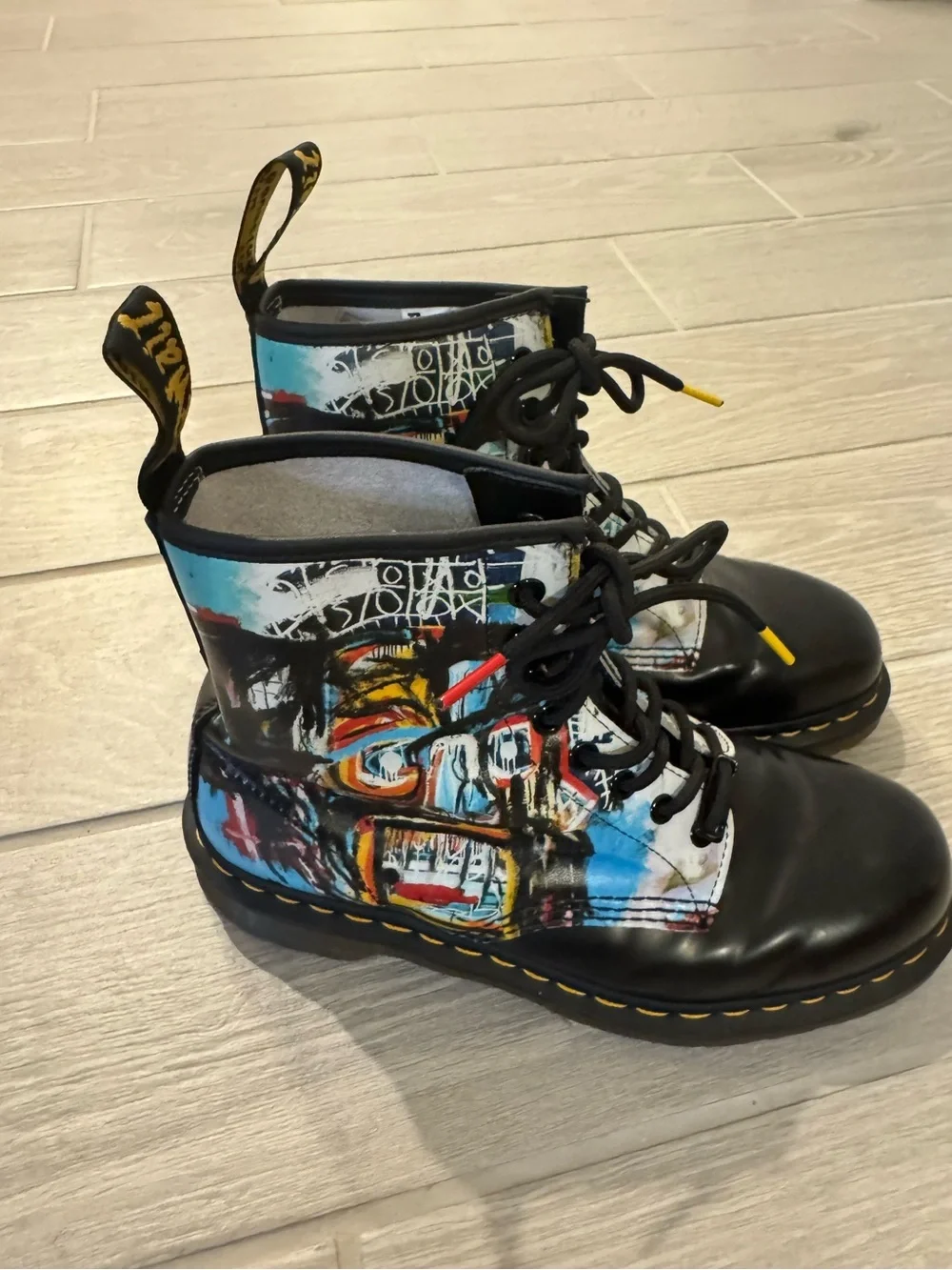 DR. MARTENS & JEAN-MICHEL BASQUIAT Unisex Chelsea Boots Limited Collab EUC - Picture 3 of 8